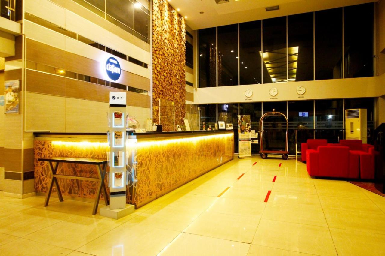 Hotel Dafam Pekanbaru Buitenkant foto
