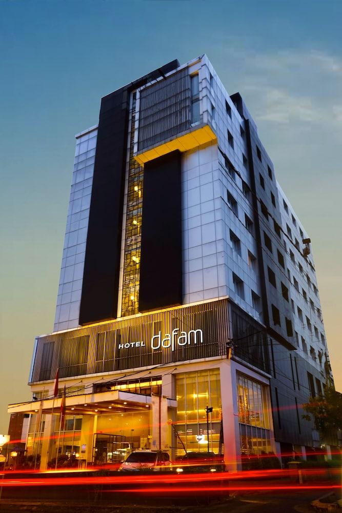 Hotel Dafam Pekanbaru Buitenkant foto