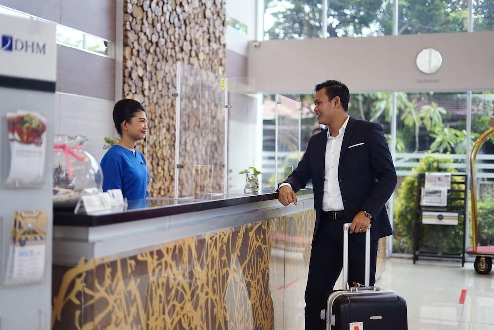 Hotel Dafam Pekanbaru Buitenkant foto